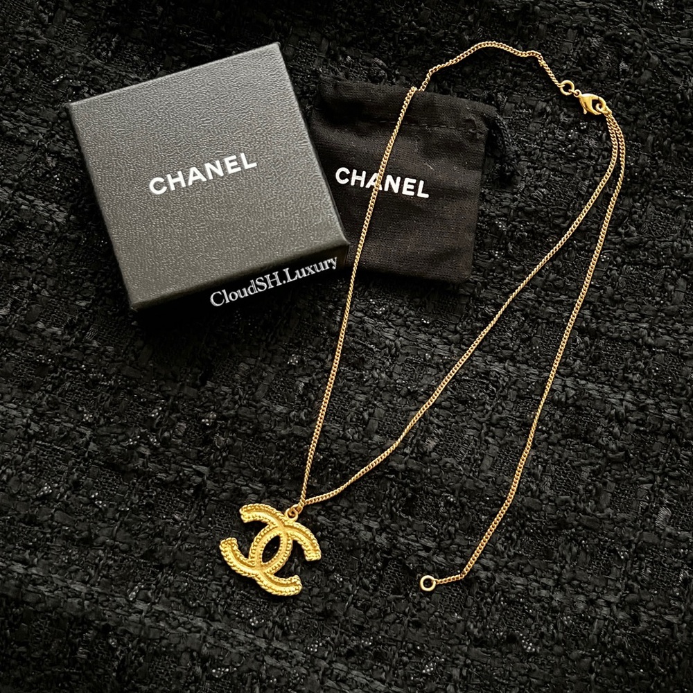 Auth Chanel Matte Gold CC Logo Necklace- Excellent